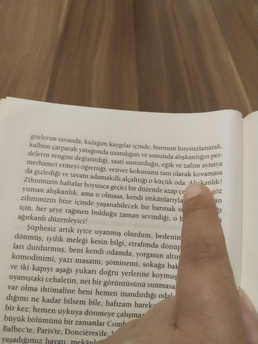 kaosfili's tweet photo. Parmağımın olduğu yerde cümle başlıyor, parmağımın olduğu yerde bitiyor. Bu hep böyle mi olacak acaba? Kesinlikle ilk sayfalardan bana göre olduğunu anladım ama cümlenin sonuna gelene kadar başını unutuyorum  sevgili Proust, https://t.co/NHC3IK0jTT