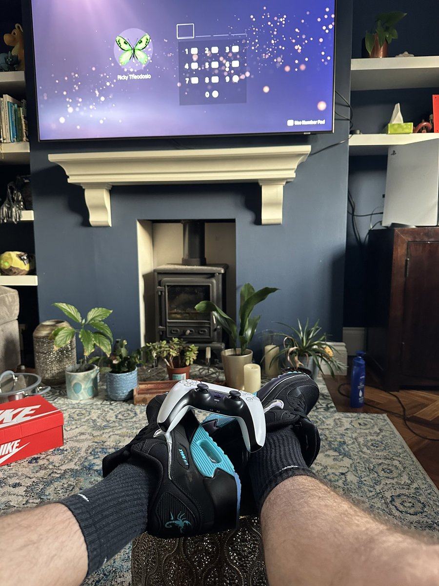 LevelUpRicky's tweet photo. New kicks gifted to me. Feet up and ready to game. 👟🎮

Chilled Destiny 2 evening with clan mates. 

Twitch us if you want: https://t.co/UWi1cF2omN https://t.co/HR99AEPIsg