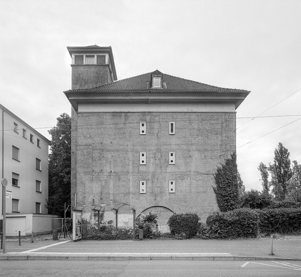 realbeck's tweet photo. Jetzt auch in Schwarzweiß:
Hochbunker am Marbachweg, Aufnahme im Format 4x5 auf Ilford FP4+.
#frankfurt #dornbusch #architektur #architekturfotografie #bunker #4x5 #4x5photography #4x5film #largeformatphotography #ilfordfp4 https://t.co/m2duSR87H9