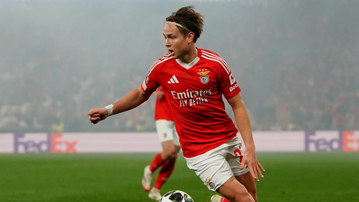 RomaSpace_eu's tweet photo. Mika Godts ha una valutazione di circa 60 milioni di euro e sta seriamente considerando la possibilità di restare un’altra stagione all’Ajax.

Antonio Nusa, invece, non convince pienamente a causa dei problemi fisici avuti in passato, gli stessi che fecero saltare il suo trasferimento al Brentford.

Per Andreas Schjelderup, infine, il Benfica chiede circa 60 milioni di euro. Sul talento norvegese c’è anche l’interesse di un club di Premier League

@MatteMoretto 

#RomaSpace I #ASRoma