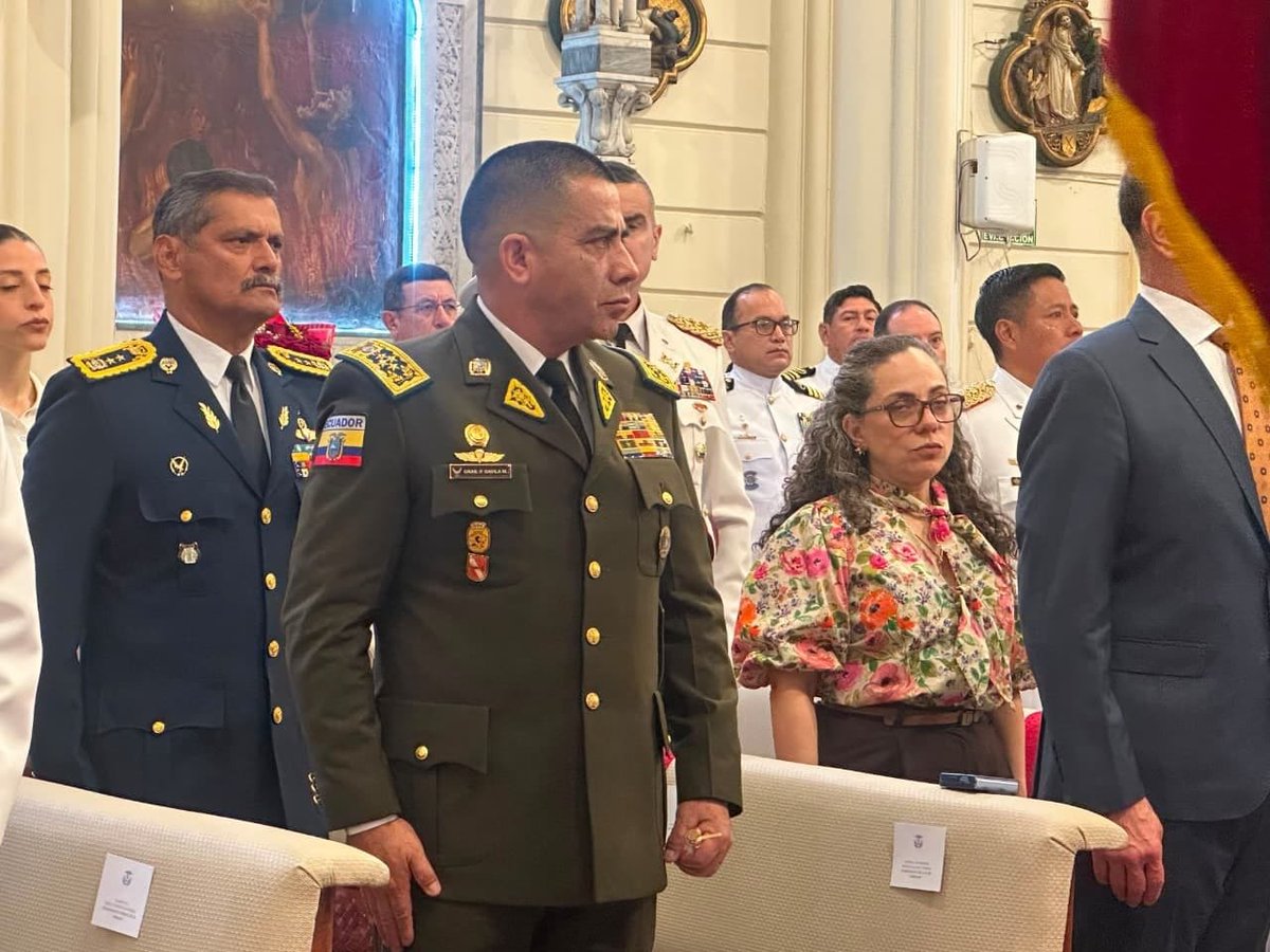 CmdtPoliciaEc's tweet photo. *UNA MISMA VOCACIÓN DE SERVICIO A LA PATRIA*

Acompañé a la Armada del Ecuador en la Santa Misa de Acción de Gracias por el 85.º aniversario del Combate Naval de Jambelí, en una jornada de homenaje a nuestros héroes navales y a su legado de honor y patriotismo.

La Policía Nacional y la Armada del Ecuador cumplimos misiones distintas y actuamos en escenarios diferentes, pero nos une lo esencial: una misma vocación de servicio, disciplina y compromiso con nuestro país.

Desde nuestras instituciones, trabajamos por la seguridad y el bienestar de los ecuatorianos.

#ServirYProtegerConFirmeza 
#PolicíaEcuador 
#ArmadaEcuador
