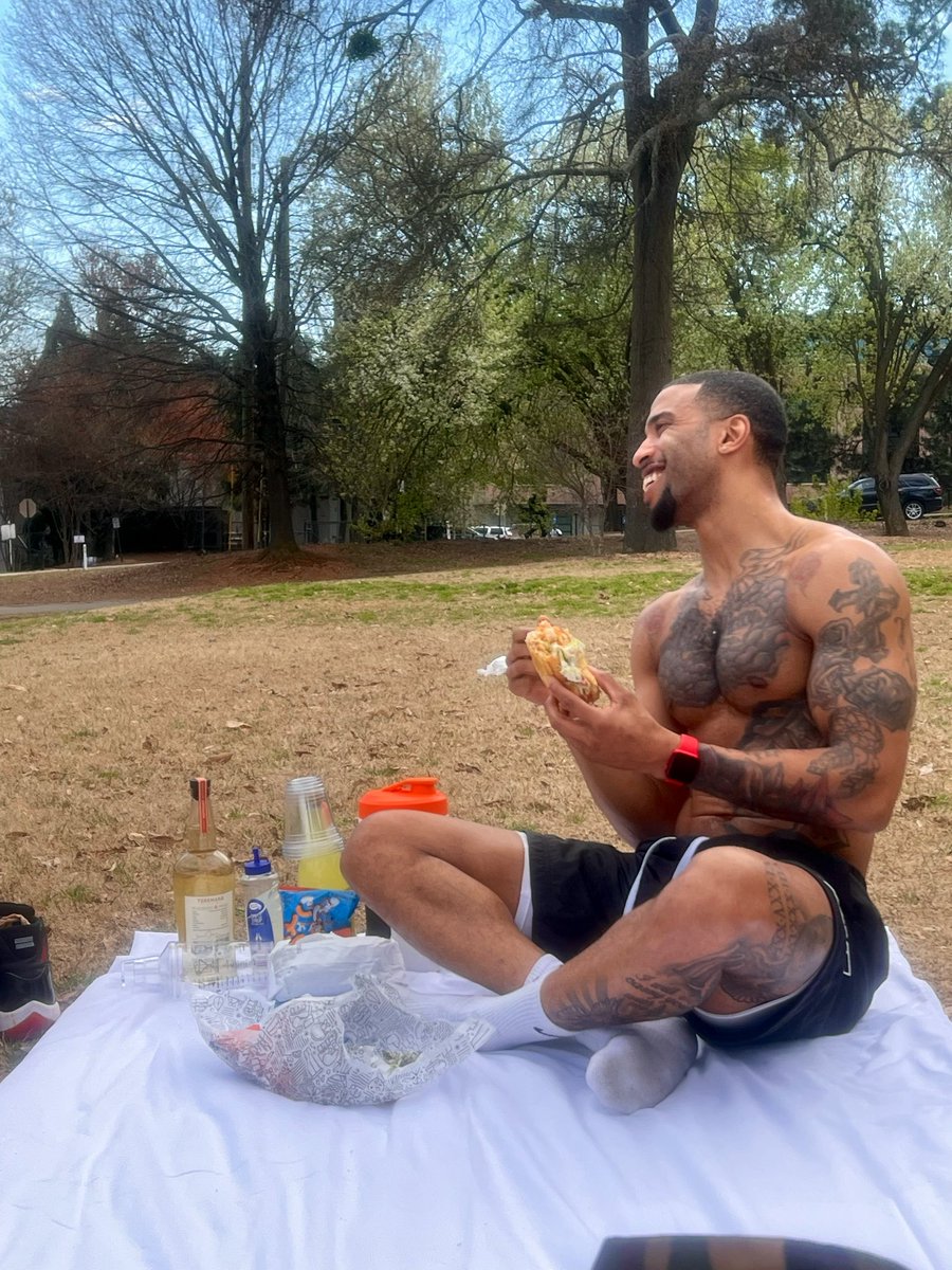 MistaManny's tweet photo. I lowkey wanna hop on the grill this weekend  or do a picnic… shid I could do both fr fr https://t.co/epvne7c9Cq