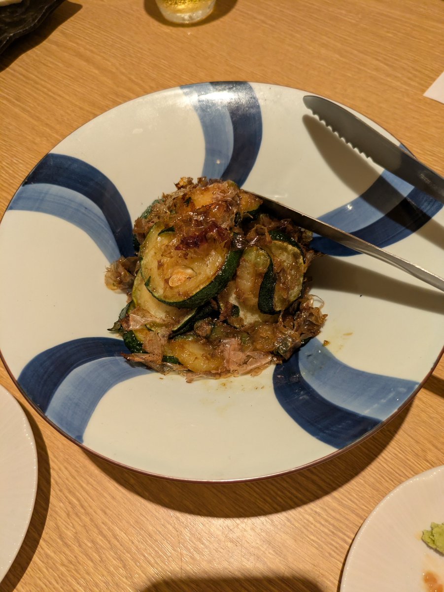 mabsuehara's tweet photo. 磁器と盛合せのマリアージュに見惚れる お造里
シャキシャキ感が絶妙な ズッキーニの揚げたん
お伴は而今の特別純米
〆に頂いた あっさりパラパラの昆布出汁ヤキメシ
これがまた格別

他も全部美味すぎてガンガンいってしもた😀
水道橋　酒菜 向日葵 https://t.co/p1jIIXbnVN