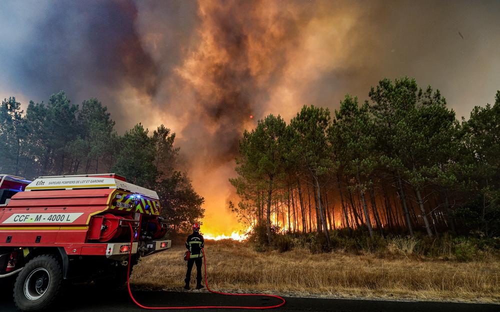 alainr69's tweet photo. Ce soir je voudrais que tout le monde ait une pensée pour les pompiers qui luttent contre un feu énorme en Gironde.  Et dire qu'une autre vague de chaleur arrive. 
Images du site Sud-Ouest
#pompiers
#incendie
#gironde https://t.co/GsSHZbFkbF