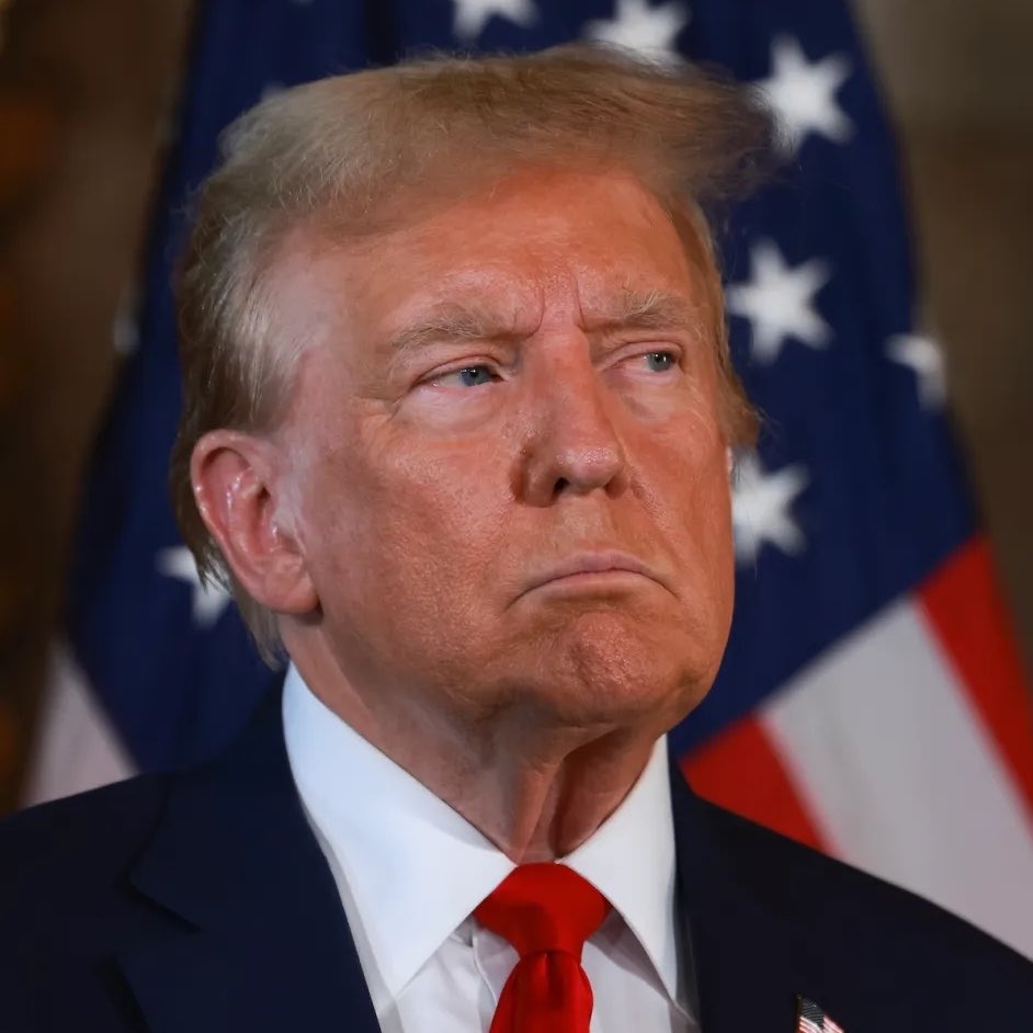 oe167eth's tweet photo. Ankara'da Olanlar Avrupa İçin Dönüm Noktası Olabilir

Trump bir kez daha İspanya'ya yüklendi.

Ankara'daki NATO zirvesinde, herkesin gözü önünde, İspanya ile tüm ticareti kesin demişti.

Hazine Bakanı Bessent'e direkt talimat verdi. Ziyaretler dahil her şeyi kesin dedi.

Bu ilk kez de olmuyor. Mart ayından beri benzer tehdidi ikinci kez savuruyor.

Sebep aslında hiç yeni değil.

Savunma harcamalarını GSYİH'nın yüzde 5'ine çıkarmayan bir İspanya var karşımızda.

Ayrıca İran'a karşı ABD-İsrail'in yürüttüğü savaşa askeri üs açmayı reddetmişti.

Trump bunu kayıp vaka diye tanımladı. İspanya halkını değil ama liderlerini hedef aldı.

Sanchez'in cevabı benim için asıl ilginç kısım.

Öfkeyle değil, hesap kitapla cevap verdi. Bir siyasetçiden çok bir muhasebeci gibi konuştu.

Ticaret ortak AB politikasıdır, tek taraflı kesemezsiniz demişti.

Burada kritik bir hukuki gerçeği hatırlattı. AB üyesi ülkeler dış ticaret konusunda bireysel değil, Avrupa Komisyonu üzerinden hareket ediyor.

Yani teknik olarak Trump'ın İspanya'yı tek başına hedef alması mümkün değil. Bunu yapmak isterse tüm AB bloğuyla karşı karşıya kalır.

Sanchez ayrıca çok can alıcı bir rakam verdi. İspanya'nın ABD ile ticaretinde zaten dış açık var.

Yani ABD, İspanya'ya sattığından daha az mal alıyor. Bu da demek oluyor ki ticareti kesmenin asıl kaybedeni İspanya değil, ABD'li ihracatçı olur.

Trump bunu bilerek mi yoksa bilmeyerek mi söyledi bilmiyorum. Ama rakamlar Sanchez'den yana.

Şimdi gelelim asıl tezime.

Bu kriz sadece iki liderin ego çatışması değil. Bunun çok daha derin bir arka planı var.

Savaş sonrası kurulan Trans-Atlantik ittifak sistemi, yıllardır ABD'nin güvenlik şemsiyesi, Avrupa'nın da ekonomik bağımlılığı üzerine kuruluydu.

Trump döneminde bu denklem çözülüyor. ABD artık koruma karşılığı ödeme mantığını çok daha sert şekilde dayatıyor.

Yüzde 5 savunma harcaması hedefi bunun en somut örneği. Bu, Soğuk Savaş sonrası NATO tarihinde görülmemiş bir talep seviyesi.

İspanya bu talebe direnen tek ülke değil ama en yüksek sesle direnen ülke.

Bunun nedeni de ekonomik. 

İspanya ekonomisi son yıllarda Avrupa'nın en hızlı büyüyen ekonomilerinden biri oldu, ama bu büyüme savunma sanayiine değil, turizme ve hizmet sektörüne dayanıyor.

Savunma harcamasını yüzde 2'den yüzde 5'e çıkarmak demek, bütçede on milyarlarca euro'luk yeni bir kalem açmak demek. Bu da ya vergi artışı ya da sosyal harcamalardan kesinti anlamına gelir.

Sanchez için bu siyaseten intihar olur. Zaten sekiz yıllık iktidarın ardından iç siyasette yıpranmış bir lider için bu tarz bir kemer sıkma hamlesi koalisyonunu dağıtır.

Yani Sanchez'in Trump'a direnmesi aslında ideolojik bir duruş kadar, iç siyasette hayatta kalma stratejisi.

Bir de Ankara faktörü var. Bu tartışmanın tam da Ankara'daki NATO zirvesinde patlak vermesi tesadüf değil.

Türkiye hem NATO içinde hem de Gazze konusunda benzer bir çizgide duruyor. Sanchez'in soykırım ifadesi Ankara'nın söylemiyle büyük ölçüde örtüşüyor.

Bu da gösteriyor ki, Trump'ın baskısına karşı çıkan tek başkent Madrid değil. Türkiye de yıllardır benzer bir söylemi savunuyor.

İki ülke arasında resmi bir ittifak yok ama söylem düzeyinde bir yakınlaşma var. Bu, Batı bloğu içinde yeni bir kırılma hattının işareti olabilir.

Bence gerilim geçici bir X tartışması ya da anlık bir diplomatik kriz değil.

Trans-Atlantik ittifak, savunma yükü paylaşımı ve dış politika bağımsızlığı ekseninde yeniden şekilleniyor.

Avrupa'nın tek taraflı ticaret kesilemez, biz bir blok olarak hareket ederiz argümanı, önümüzdeki dönemde başka ülkeler için de bir emsal ve bir kalkan oluşturacak.

Uzun vadede bu, ABD'nin Avrupa üzerindeki ekonomik baskı aracının etkisini azaltabilir. Çünkü her ülke tek başına hedef alınabilir bir aktör olmaktan çıkıp, blok kimliğinin arkasına sığınmayı öğreniyor.

Kısacası Avrupa ABD’ye karşı birleşebilir.

Bu paylaşım tamamen kişisel görüşüm ve analizimdir.

Siz ne düşünüyorsun?