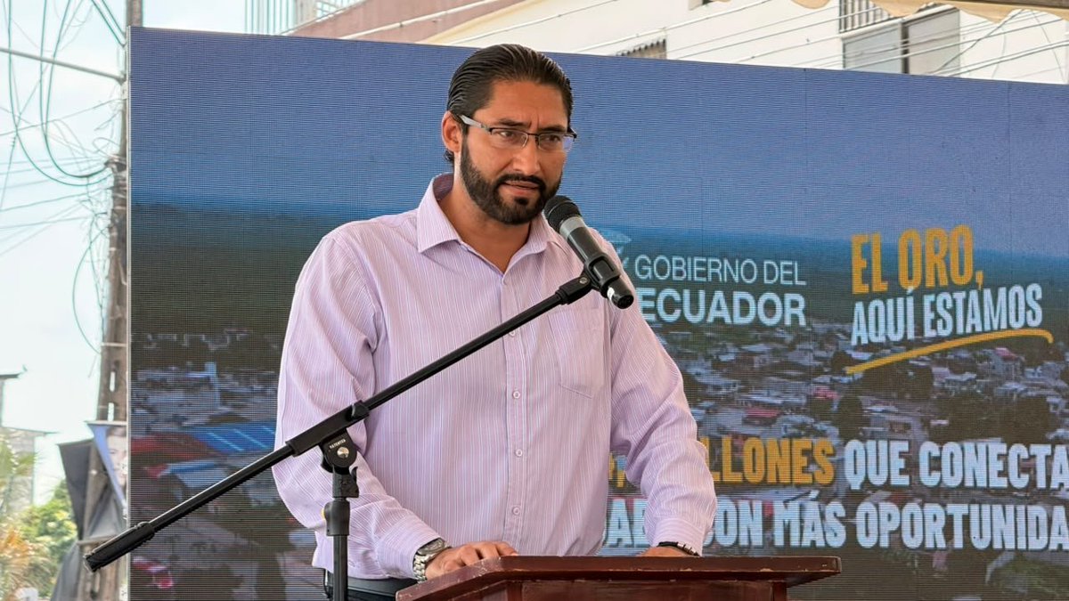 GoberElOro's tweet photo. El gdor. Jenner Franco participó en la firma del contrato para la ampliación y rehabilitación de la avenida Servio Serrano Correa, en El Guabo, una obra financiada por el Gobierno Nacional a través del @BDEcuadorBP con una inversión de USD 4,32 millones.

#GobiernoDelEcuador https://t.co/FU9U1wCest