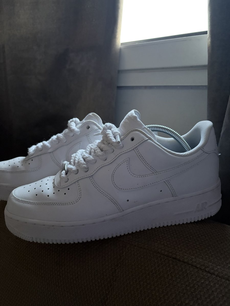 Rebeuzenn's tweet photo. Bon la familles j’ai une paire d’air force à vendre, chuis bann autant le faire ici https://t.co/5PuFGpMZIA