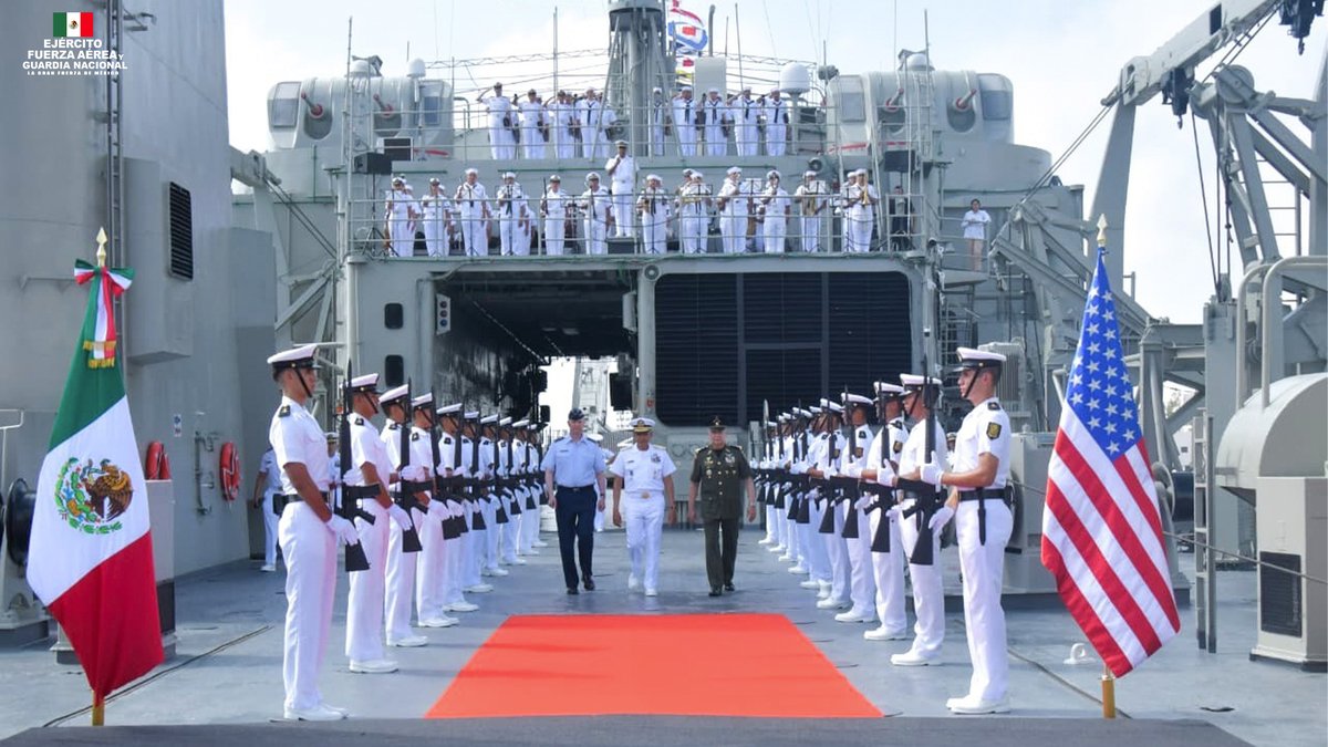 Defensamx1's tweet photo. Los Secretarios de Defensa y Marina de México se reunieron con el Comandante del Comando Norte de los E.U.A.

El General Ricardo Trevilla Trejo, Secretario de la Defensa Nacional y el Almirante Raymundo Pedro Morales Ángeles, Secretario de Marina, se reunieron con el General Gregory M. Guillot, Comandante del Comando Norte de los E.U.A., del 19 al 22 de julio de 2026, en el Puerto de Veracruz, Ver.

Este encuentro se materializó en el marco de los mecanismos y reuniones de cooperación bilateral militar existentes desde 2016, que se realizan de manera periódica.

El objetivo de la visita fue refrendar el compromiso compartido de fortalecer el trabajo coordinado frente a desafíos comunes que afectan la seguridad y bienestar de ambos países.

Durante las reuniones el General Guillot mencionó que la seguridad de América del Norte depende en gran medida de la fortaleza, relación compartida y la habilidad para operar con un propósito común.

Por su parte, los titulares de Defensa y Marina abordaron temas sobre el adiestramiento militar, el intercambio de información, operaciones concurrentes, sistemas aéreos no tripulados y seguridad marítima, que permiten contribuir a la iniciativa de seguridad y protección marítima para América del Norte (NAMSI) de la que México es parte, bajo los principios de reciprocidad, responsabilidad compartida y diferenciada, confianza mutua y respeto a las decisiones y territorios soberanos de ambos países.