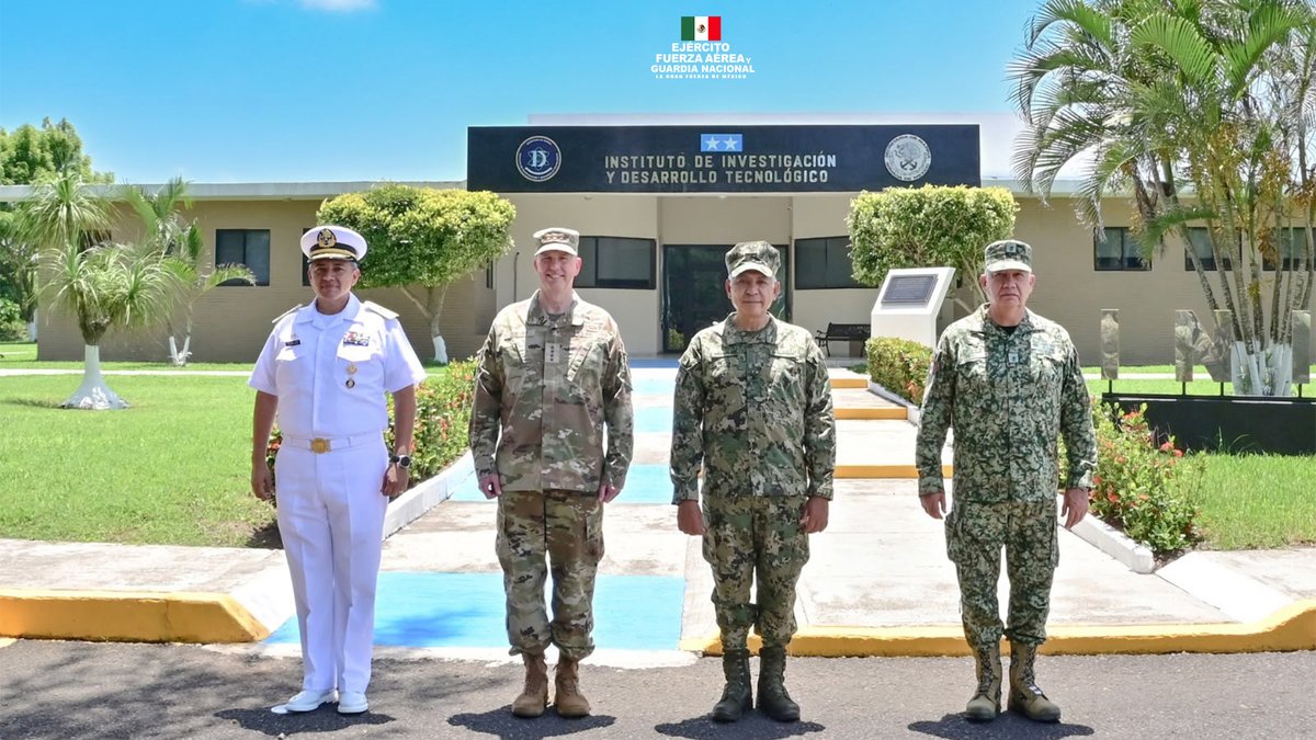 Defensamx1's tweet photo. Los Secretarios de Defensa y Marina de México se reunieron con el Comandante del Comando Norte de los E.U.A.

El General Ricardo Trevilla Trejo, Secretario de la Defensa Nacional y el Almirante Raymundo Pedro Morales Ángeles, Secretario de Marina, se reunieron con el General Gregory M. Guillot, Comandante del Comando Norte de los E.U.A., del 19 al 22 de julio de 2026, en el Puerto de Veracruz, Ver.

Este encuentro se materializó en el marco de los mecanismos y reuniones de cooperación bilateral militar existentes desde 2016, que se realizan de manera periódica.

El objetivo de la visita fue refrendar el compromiso compartido de fortalecer el trabajo coordinado frente a desafíos comunes que afectan la seguridad y bienestar de ambos países.

Durante las reuniones el General Guillot mencionó que la seguridad de América del Norte depende en gran medida de la fortaleza, relación compartida y la habilidad para operar con un propósito común.

Por su parte, los titulares de Defensa y Marina abordaron temas sobre el adiestramiento militar, el intercambio de información, operaciones concurrentes, sistemas aéreos no tripulados y seguridad marítima, que permiten contribuir a la iniciativa de seguridad y protección marítima para América del Norte (NAMSI) de la que México es parte, bajo los principios de reciprocidad, responsabilidad compartida y diferenciada, confianza mutua y respeto a las decisiones y territorios soberanos de ambos países.