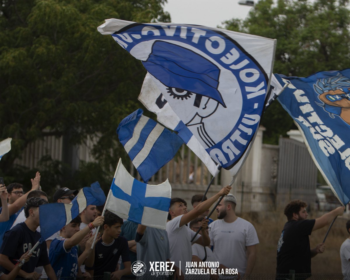 XerezDFC's tweet photo. 💙 ¡Esto es el #XerezDeportivo!

🙌 ¡Los nuestros han arropado a la primera plantilla en el comienzo de los entrenamientos!

#VolverEmpiezaContigo https://t.co/05aX19VU9Z