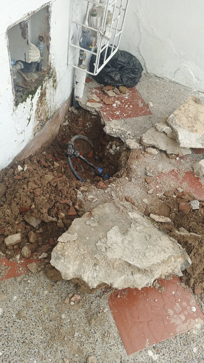 Angievasqueztv's tweet photo. Operarios en mi ausencia, rompieron y ha quedado la obra inconclusa,  con fuga. No dejaron órdenes, sólo estaba mi madre que es adulta senil y ella no me sabe decir a cuenta de qué hicieron esa porquería. Mandé mensaje x interno, respondan por favor 
@SomosTripleA https://t.co/UgLMANkCmT