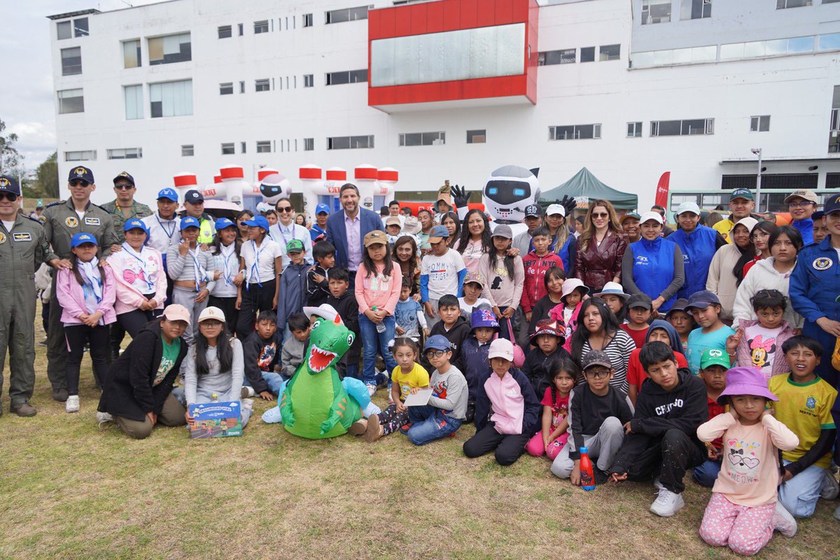 ECU911_'s tweet photo. 📍#Quito | El #ECU911 recibió a más de 200 niños y niñas, de distintos sectores de la ciudad, que participaron de la Feria Vacacional 2026 👧🏻👦🏾🧒🏼

La jornada estuvo llena de actividades interactivas con las que se conocieron cómo funciona la atención de emergencias en el país 🚓🚒🚨

El Director General del ECU 911, @JCPaladines, saludó a los visitantes y los acompañó en demostraciones de las instituciones articuladas; destacando la importancia del uso responsable de los mecanismos de generación de alertas, como la #LíneaÚnicaParaEmergencias y la #AppECU911 🚦📱🎥✅