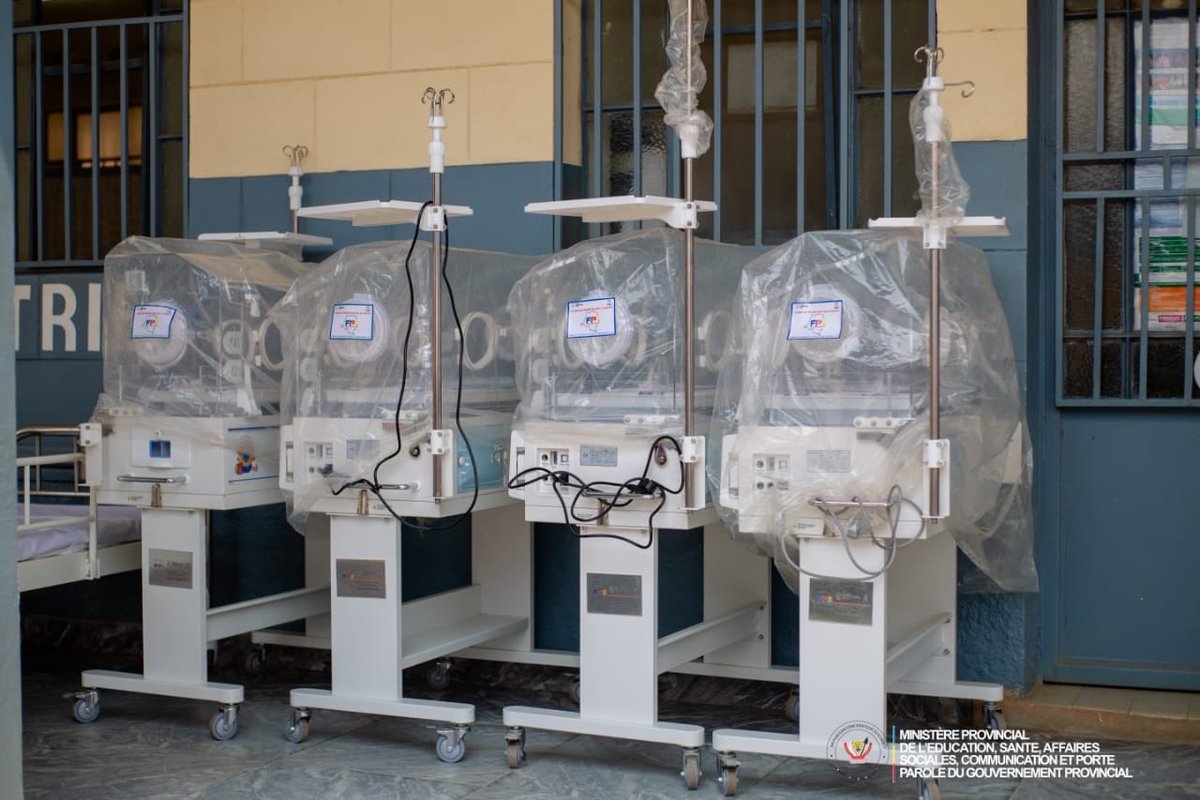 MinPrKC's tweet photo. KONGO CENTRAL | Renforcement du système de santé à Matadi !
Le Ministre J. Kimboko Ndombasi a remis 1 ambulances et du matériel médical (couveuses, lits) à l'hôpital de Kinkanda &amp; la Croix-Rouge.
Un pas de plus vers la Couverture
Santé Universelle (CSU). https://t.co/Zp263E5bLF