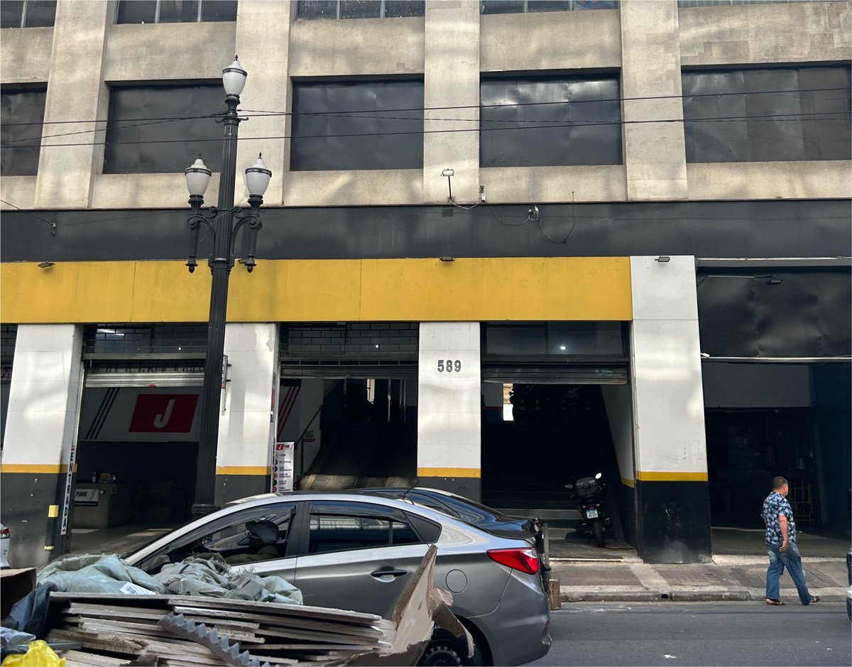 k4iqu3_'s tweet photo. passei aqui em frente esse estacionamento na libero badaró ontem e nossa, me veio memórias ótimas de um carnaval em 2019…. uma das melhores experiências com musica que ja tive foi ali num set da amanda mussi. 💖 https://t.co/nfR00IKHwu