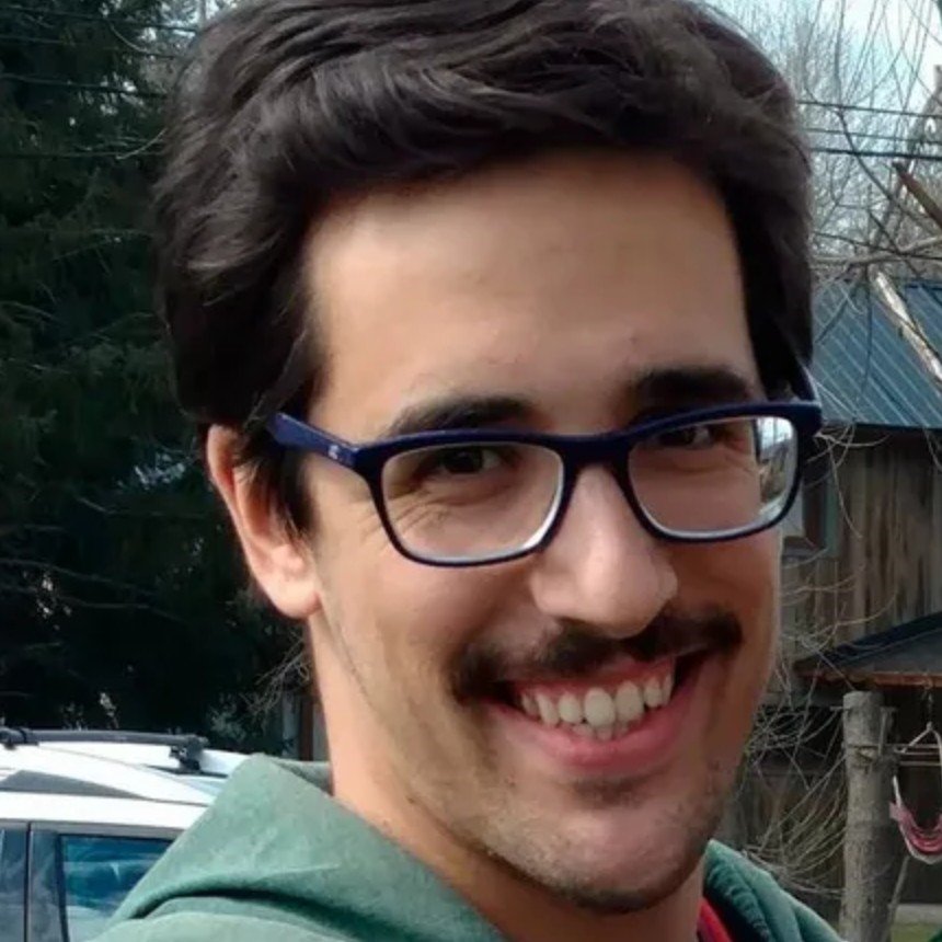 clarincom's tweet photo. BUSCAN A UN HOMBRE QUE VIAJABA DE CIPOLLETTI A CÓRDOBA

Luis Daniel Gregori, de 38 años, es buscado desde que su familia perdió contacto con él el miércoles por la tarde. Había salido de su casa en Cipolletti el martes a las 16.30 y se confirmó que abordó un micro rumbo a la ciudad de Córdoba.

La Policía de Río Negro activó el protocolo de búsqueda. Su familia indicó que padece esquizofrenia paranoide con brotes psicóticos, por lo que requiere atención médica. Gregori mide 1,90, tiene tez blanca, ojos marrones, pelo castaño, barba y usa anteojos. Cualquier información debe comunicarse a la comisaría más cercana o contactarse con el Destacamento N° 114 del Barrio Manzanar de la Policía de Río Negro.

(+) en Clarín: https://t.co/Z7cv8LUiDy