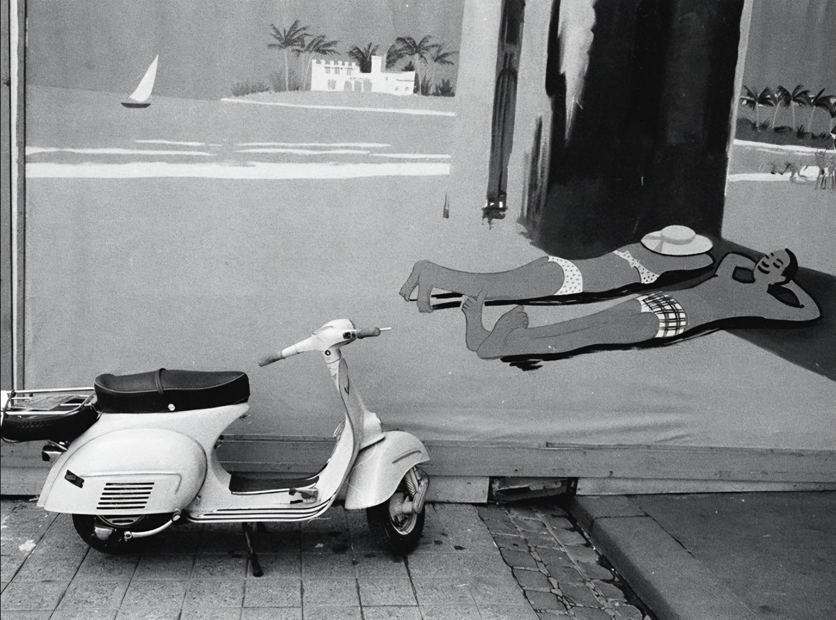 culture2301's tweet photo. #HereForCulture 🎈#Digital_Library
Une Vespa garée près d'un décor de plage 🗼"Beats A Paris"
Photo de Harold Chapman 1960s https://t.co/FHAWM32e0v