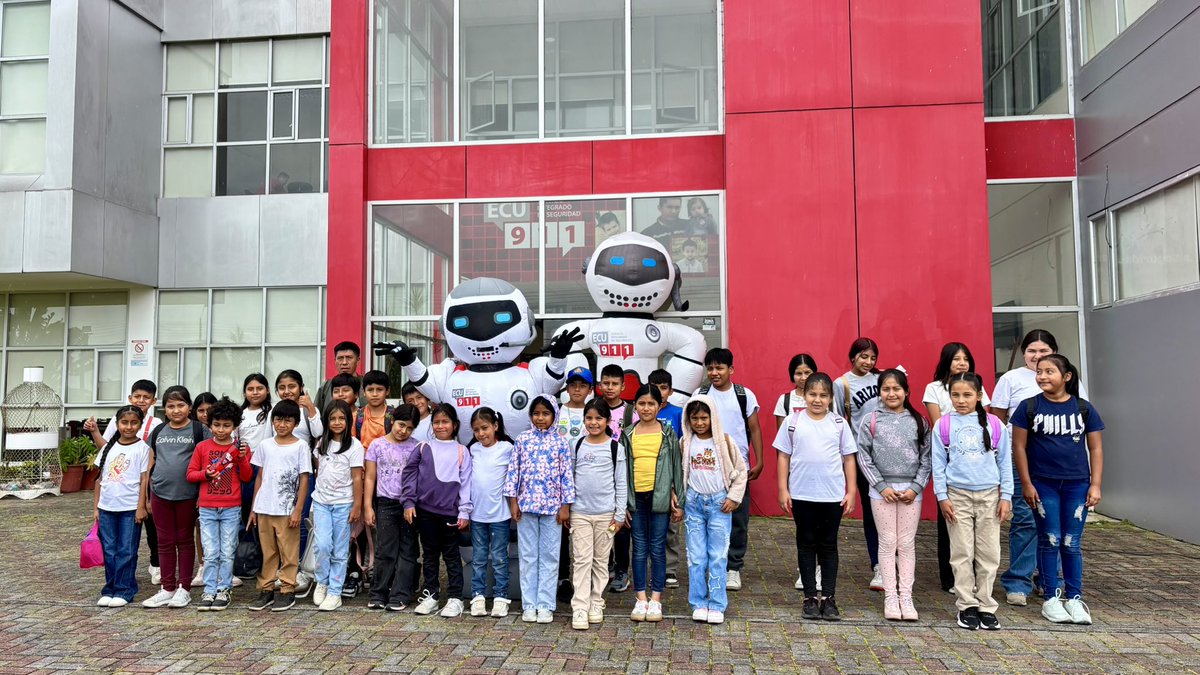 ECU911Austro's tweet photo. 🤝#VinculaciónECU911
👧👦 Esta mañana recibimos la visita de los niños y niñas de la Colonia Vacacional “Aventuras con Paquito” de la @PoliciaNacional – Distrito Morona.
Junto a 🤖 #ECUTron, los participantes recorrieron las salas operativas del #ECU911 y conocieron el trabajo de coordinación que se realiza ante las emergencias. Además, aprendieron sobre el uso adecuado de la #LíneaÚnicaParaEmergencias 9-1-1.
