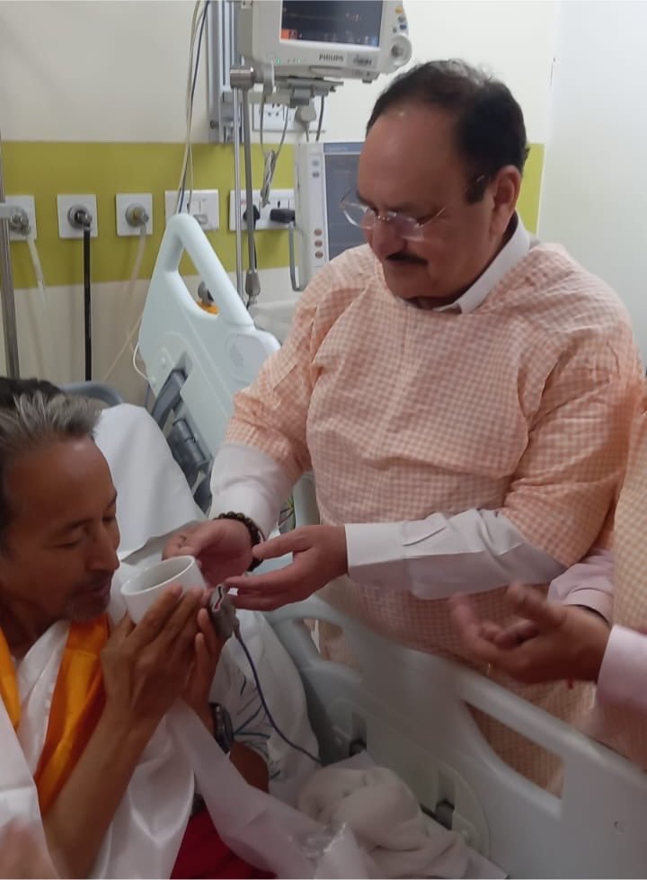 WhyTheLetter_S's tweet photo. Sonam Wangchuk breaks fast after 26 days, Indian Government Ministers @JPNadda @DrJitendraSingh visited him at the Medanta Hospital 

‘With that being fulfilled, I’m Grateful &amp; I will be happy to break my fast’ says Activist Wangchuk ahead of Breaking Fast. https://t.co/6UiIHAQeFI