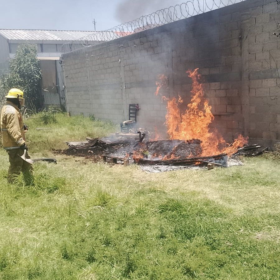 FerFlores_Emp's tweet photo. Vecinos, les informo que nuestros bomberos 🚒 ya están atendiendo un incendio en un terreno de la calle Gobernadores, en Infonavit San Francisco.

Al mismo tiempo, otro equipo se encuentra retirando un árbol 🌳 que cayó en la colonia Agrícola Lázaro Cárdenas.

Les pido manejar con precaución si pasan por la zona y permitir que nuestros elementos realicen su trabajo. Seguimos al pendiente de cualquier situación en el *7311 y en mi celular 📱
