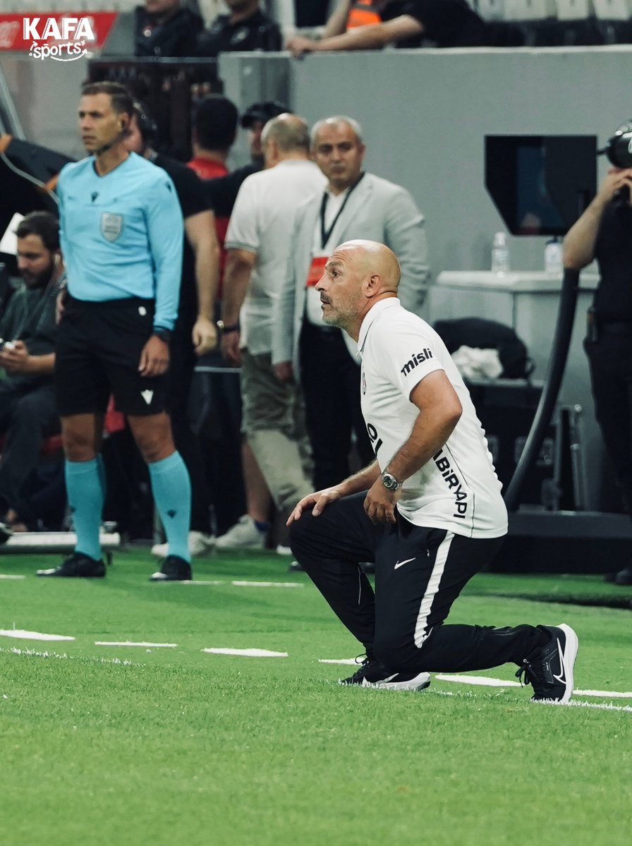 sportskafa's tweet photo. Maçı adeta yaşıyor.

Dusan Alimpijevic’in futbol şubesi.

Vincenzo Italiano. https://t.co/qt2bsaMXMj