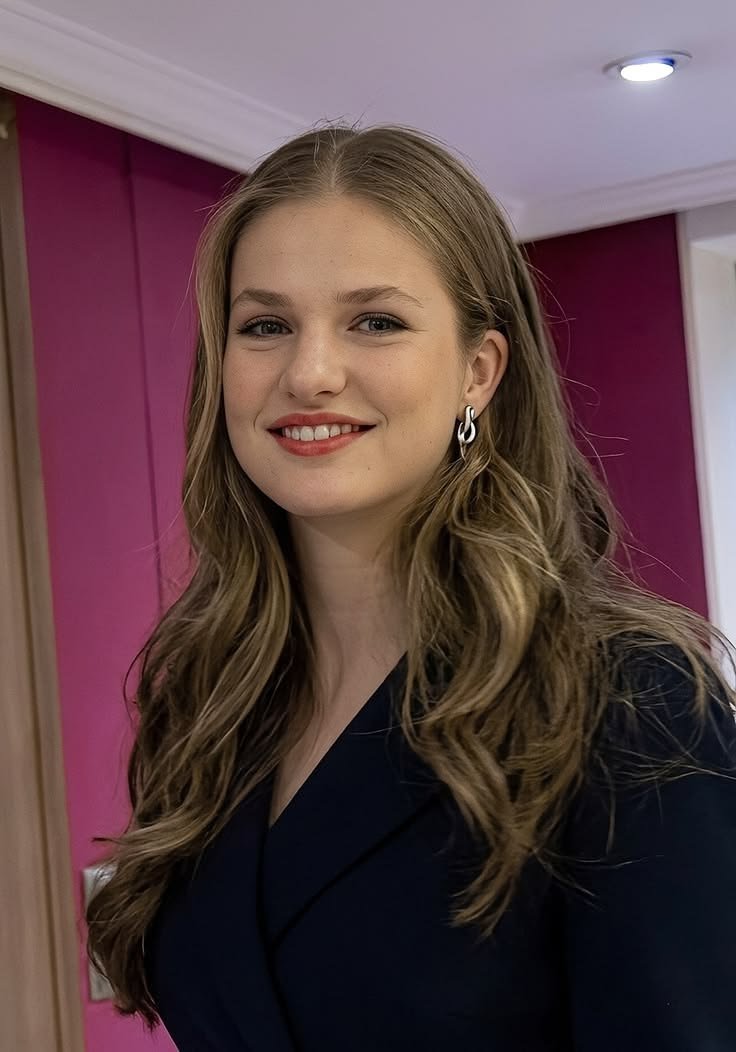 Princess_leo86's tweet photo. Ofrezco ✨ Pura elegancia y gracia. ¿Quién más está obsesionado conmigo? 👀 #PrincessLeonor #LeonorDeBorbón #FutureQueen #SpanishRoyalFamily #Asturias https://t.co/sbGFcI8eD3