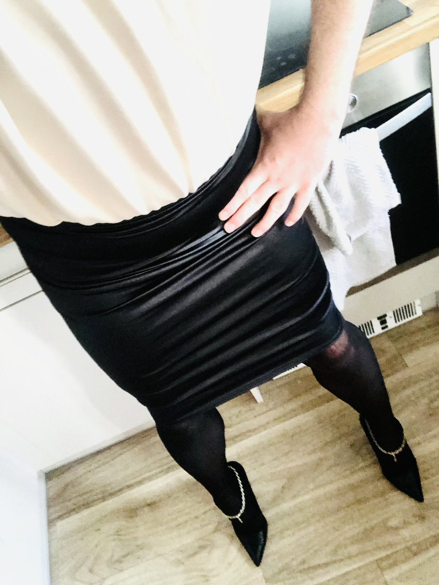 Msnylon's tweet photo. Busy few days for me but just about to do some cooking… is this housewife look practical? 🤔😉😘😈 #stockings #holdups #tights #heels #nylon #pencilskirt #cdzoe #sexy https://t.co/Rxn13apiQh