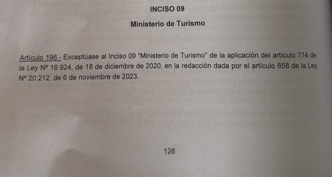mariocolman's tweet photo. INJUSTO SACARLE RECURSOS AL INTERIOR:

Como Representante de Colonia, quiero expresar mi profunda preocupación por el artículo 196 del proyecto de Rendición de Cuentas para el ejercicio 2025. Este artículo propone eximir al Ministerio de Turismo de la obligación de destinar parte de su presupuesto de publicidad oficial a los medios del interior del país.

Desde 2020, la Ley N° 19.924 establece que al menos el 20% de la publicidad oficial nacional debe ser asignada a medios locales y comunitarios, una medida esencial para fortalecer nuestra comunicación
regional. Esta excepción no solo afectaría gravemente el financiamiento de estos medios, sino que también comprometería la capacidad del Ministerio de Turismo para promover el turismo interno.

Es importante recordar que esta es una conquista del anterior gobierno de coalición, y despojarla afectaría directamente al desarrollo del interior de nuestro país.

No es solo un error del Gobierno quitar recursos a los medios del interior; es profundamente injusto.

Hace días estamos plateando con varios compañeros nuestra preocupación al gobierno por este artículo y esperemos que lo den de baja antes de la discusión de la rendición de cuentas en el Parlamento.