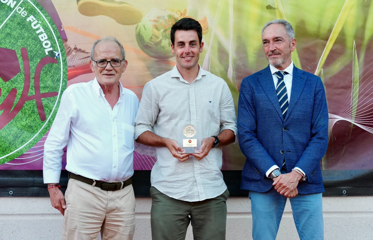 FCyLF's tweet photo. 📸Entrega de trofeos @FCyLF 25/26 con el presidente @MarcelinoMate y el consejero de Cultura, Turismo y Deporte @jcyl Alberto Díaz

🏅Medallas de Oro #RFCYLF Gorka Mazo Maruri, Samuel García Aguilera y David Novoa 
🏆Trofeo Campeón de Tercera @rfef Grupo VIII @AtcoTordesillas 

ℹ️ https://t.co/oSQtLIV12W