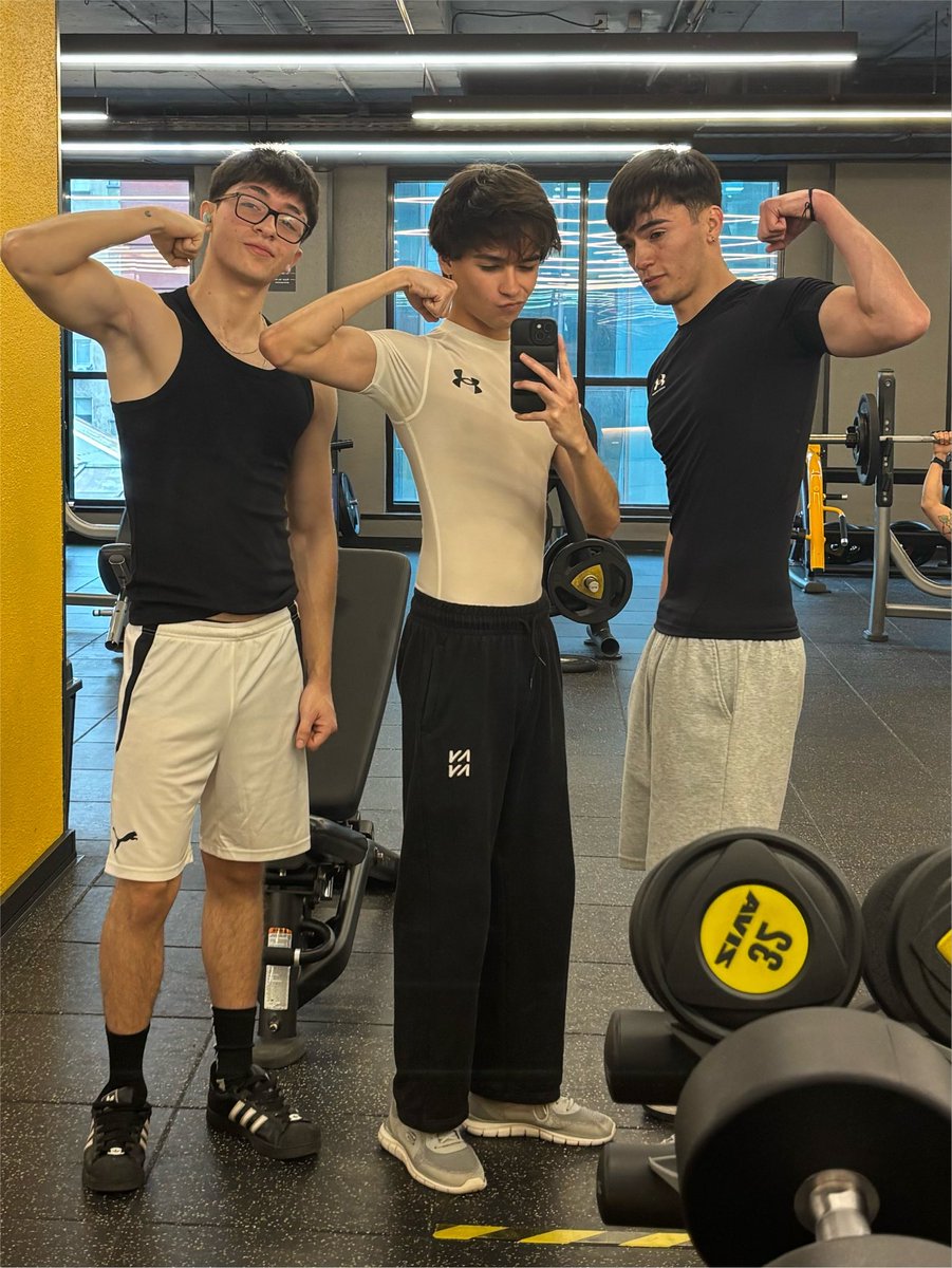 Viiasf's tweet photo. gymbros @bnjaaa0 @cgg_hy https://t.co/ZccTLkwek8