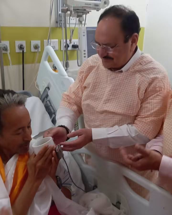 medicopenia_155's tweet photo. Sonam Wangchuk breaks his hunger-strike in presence of Union  Ministers JP Nadda and Jitendra Singh at the hospital. #sonamwangchuk https://t.co/YIio1ZL7NP