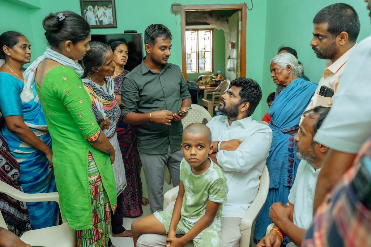 vasu272756's tweet photo. பல்லடம் We the Leaders நிர்வாகி, அருமை தம்பி திரு. தினேஷ் ஆறுமுகம் அவர்களின் மறைவையொட்டி, அண்ணன் திரு.அண்ணாமலை அவர்கள், அவரின் இல்லத்திற்கு நேரில் சென்று அவரின் குடும்பத்தினருக்கு ஆறுதல் கூறினார். https://t.co/eAfcA1XwEF