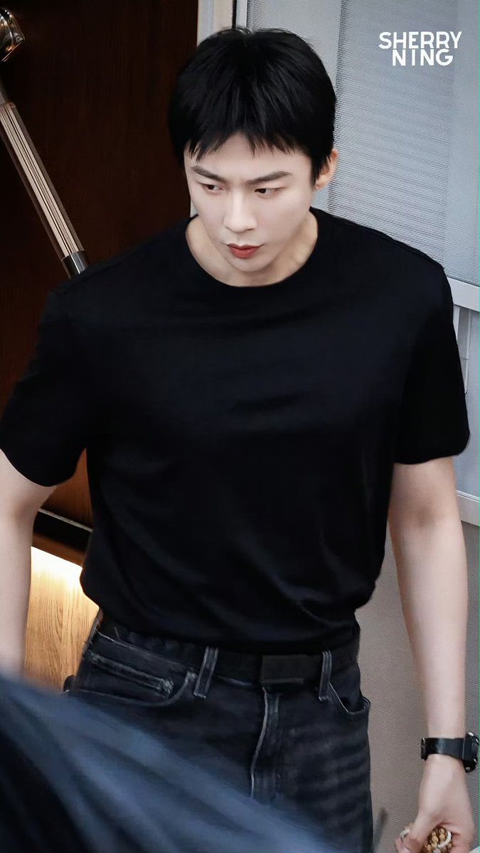 _convivialite's tweet photo. His body lines has gotten so much buffer lately, and it's making him even hotter 🫦🫦

_ #刘宇宁
#LiuYuning https://t.co/YJtK9L2Dpz