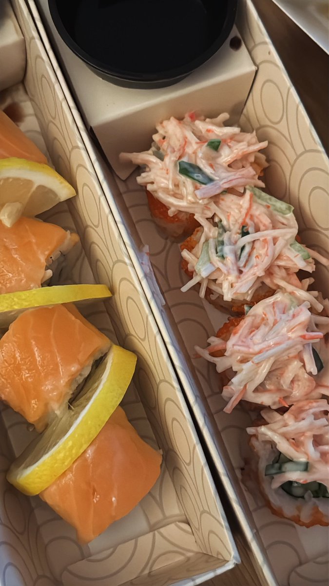 iSamaTm's tweet photo. غداي اونيغيري 🍙
وعشاي سوشي 🍣🍱
مدري وش جايني اليوم عليه لكن بديت اشك ان سري مقطوع باليابان 🙂‍↕️♥️ https://t.co/0ox7jArE0J