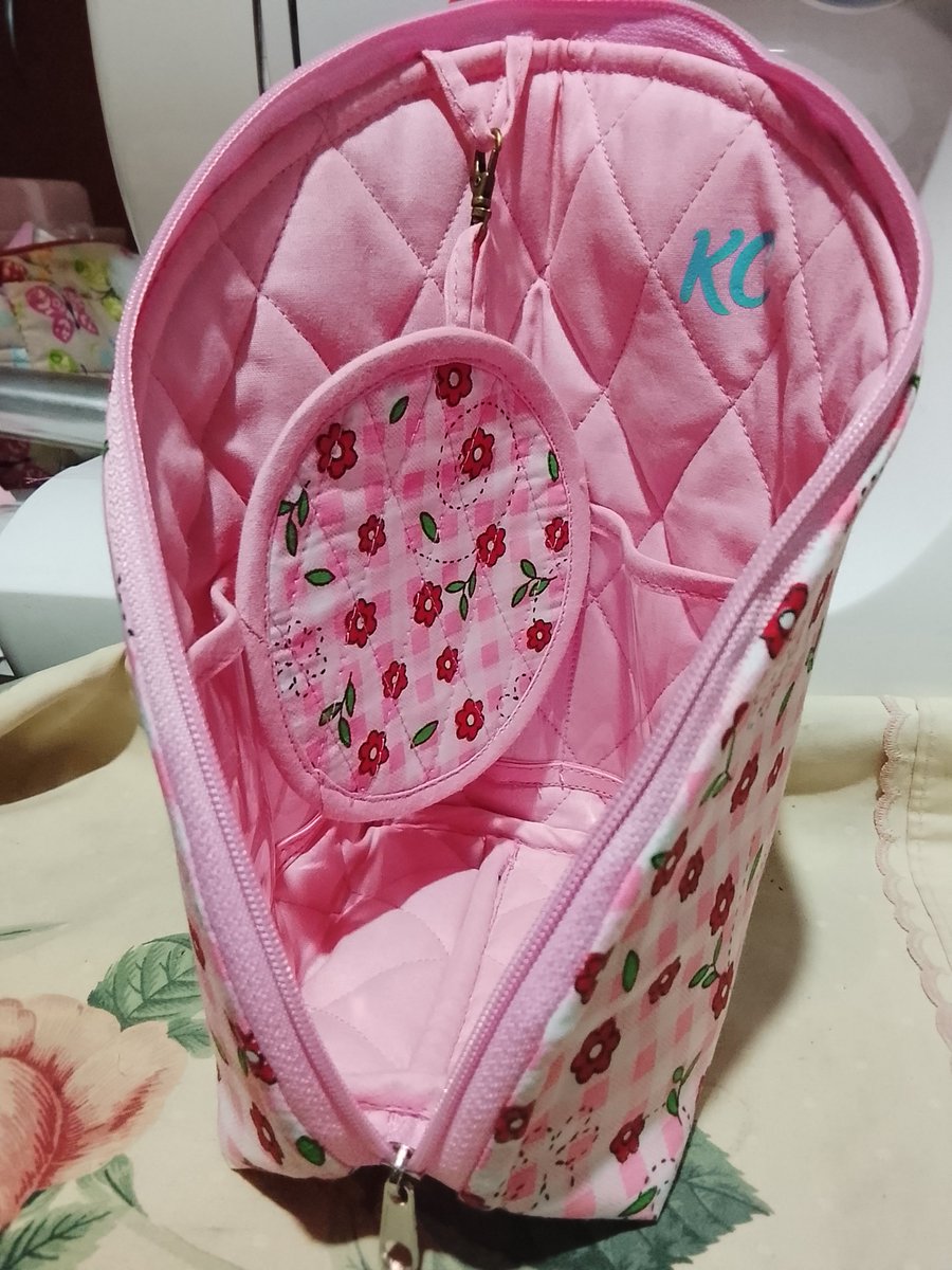 Ru_lif's tweet photo. Chicos , porta tazas con compartimientos para te , café , cuchara , especial para llevar a la oficina ,colores a elección , lleva de regalo un posa taza ... 
 encargue el suyo , a solo 10 lukitas , para pagar el alimento de mis malandras , rt también se agradece 🙏🐾 https://t.co/Uy4PNBSBKh