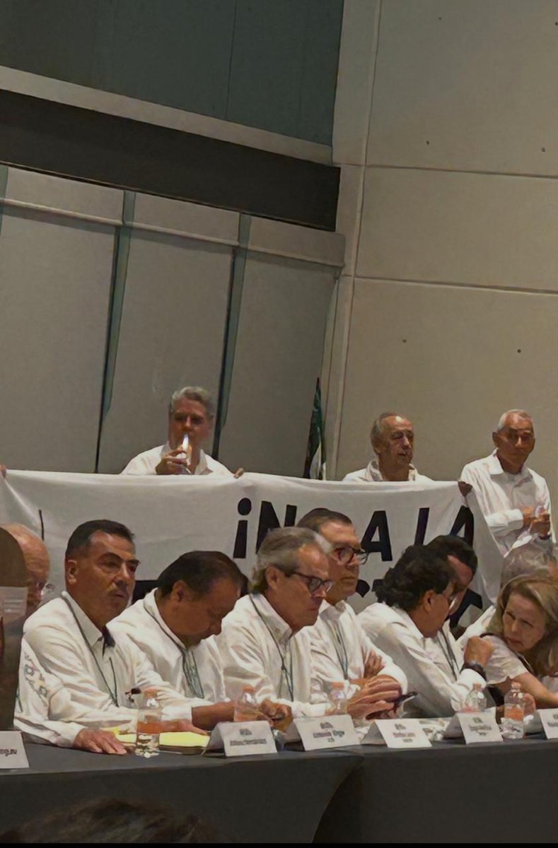 jubiladosPemex's tweet photo. Desde la reunión de la Alianza Nacional de Jubilados en la CDMX decimos:

¡Ni un paso atrás!

Seguimos unidos, organizados y convencidos de que la certeza jurídica, los derechos adquiridos y la dignidad de las personas jubiladas merecen ser plenamente respetados.

Nuestra lucha continúa con firmeza, responsabilidad y la convicción de que defender nuestros derechos también es defender el Estado de Derecho