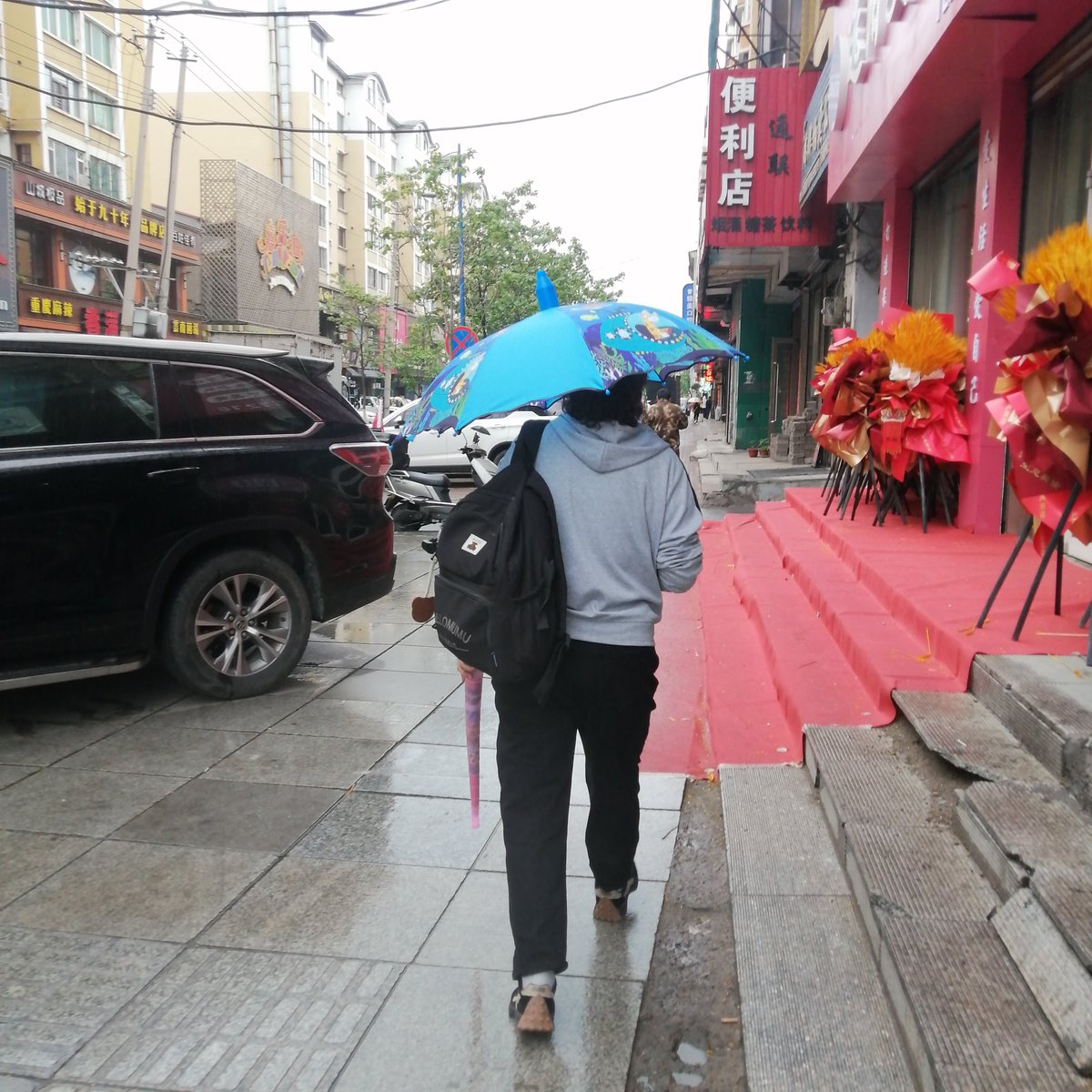 LorrieLoue6585's tweet photo. A stranger held the door for me in the rain, handed me a tissue when I sneezed, and smiled—small acts that turned my whole day around. Kindness makes the world warm, one tiny choice at a time. #RandomActsOfKindness https://t.co/bYDPU9qQSG