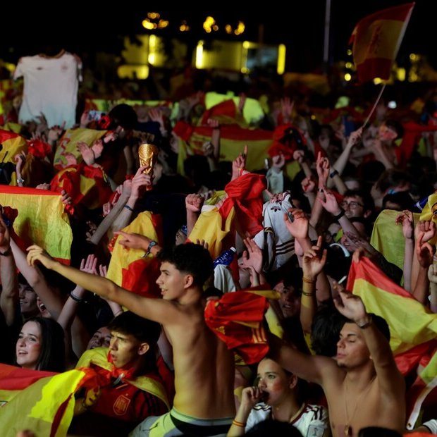 clarincom's tweet photo. ESPAÑA: LAS LLAMADAS POR VIOLENCIA DE GÉNERO AUMENTARON 120% TRAS LA FINAL

Las llamadas al teléfono que asiste a víctimas de violencia de género en España aumentaron un 120,8% entre las 23 del domingo y las 7 del lunes, después de la final del Mundial en la que España venció 1-0 a la Argentina, según datos adelantados por el diario El País.

También crecieron los contactos por correo electrónico, un 1.000%; por chat online, un 60%; y por WhatsApp, un 8,75%.

“No estamos diciendo que el fútbol genere la violencia, porque la violencia ya existe, pero se incrementa”, explicó Wendy Figueroa, directora de la Red Nacional de Refugios de México. Estudios realizados en Brasil y Reino Unido también detectaron más amenazas y agresiones durante los partidos, tanto en victorias como en derrotas.

(+) en Clarín: https://t.co/iKKWPV7C1I