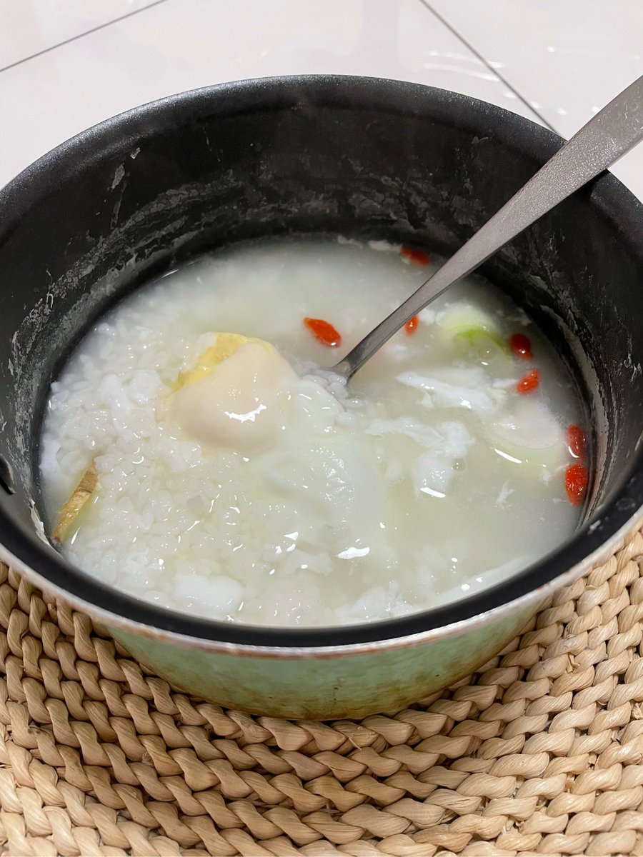bakjunha0930's tweet photo. 刚煎好的溏心蛋，戳破时金黄蛋液缓缓流出，配着热气腾腾的白粥，早餐的幸福感直接拉满～ https://t.co/PSzuSSe5Hq
