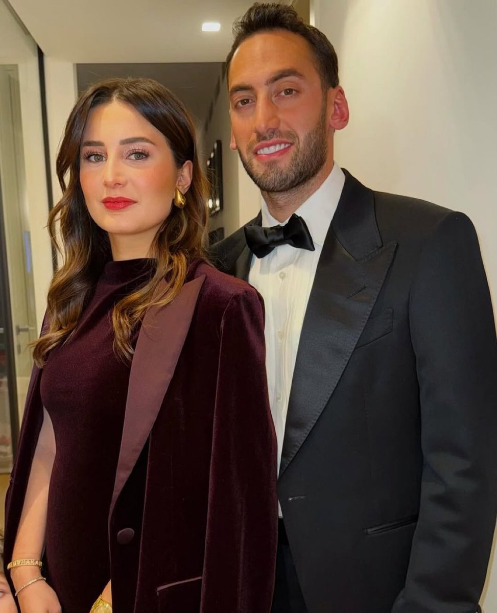 ozetgechaber's tweet photo. Hakan Çalhanoğlu: "Mutlu evliliğin sırrı konuşmadan anlaşabilmek. 

Eşim konuşuyor, ben dinlemiyorum." (Kafa Sports) https://t.co/GNU2cYWk9a