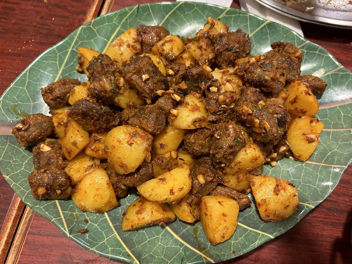 saichoo825's tweet photo. プルジャダイニング
印度亜料理界隈の皆様とプルジャ会！プルジャ畑の野菜やルバーブの酸味が効いたフィッシュカレーや自家製納豆オムレツなど。しかしなんと言っても豚！豚の顔をトロトロに蒸したやつとか、唇や目玉周りのプルプル炒め、芋がご馳走のアルハラミなどなど。いっぱい喋って愉快だった！ https://t.co/hZ0tH342ze