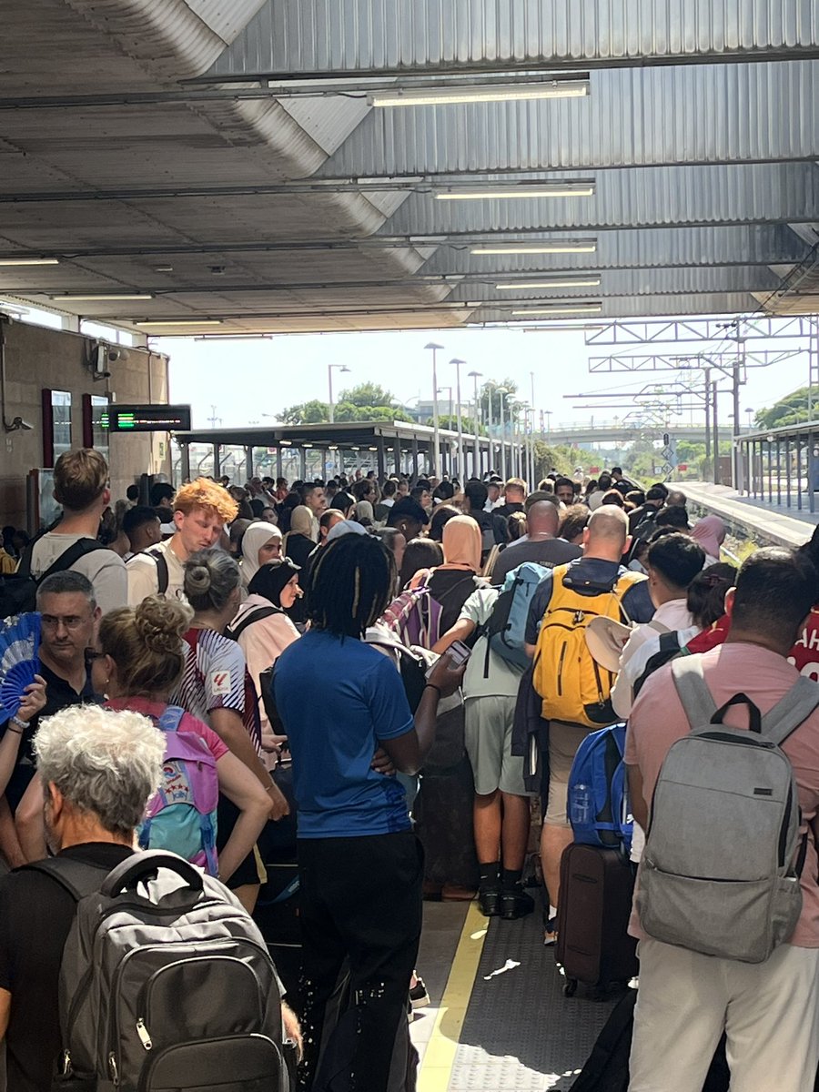 oltrix's tweet photo. Benvinguts al tercer món
Deu haver-hi a Renfe de l’aeroport més de mil persones d’arreu esperant fa molt un tren, i sobretot, alguna INFORMACIÓ
@retardsrodalies @rodalies https://t.co/Zh7bYIrdG4