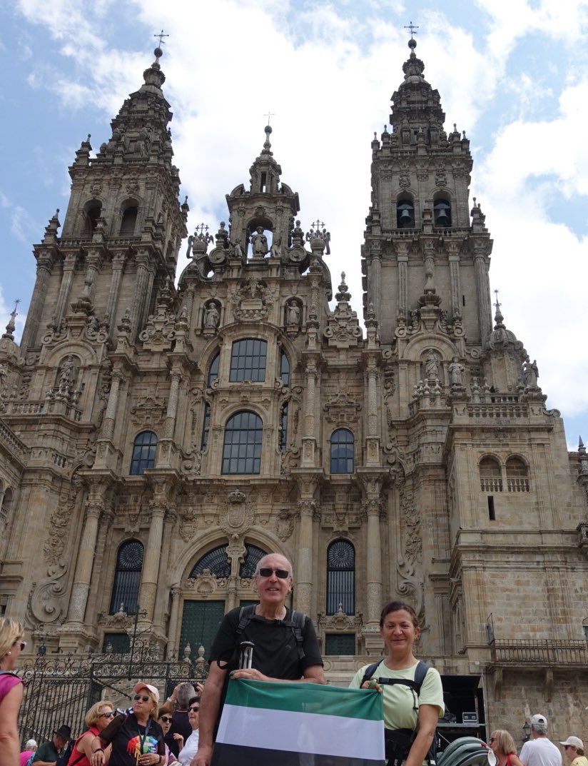 Kceres92's tweet photo. 6ª Etapa #CaminoDeSantiago: #Padrón - #SantiagoDeCompostela 25,7 Kms. Etapa larga y dura (para nosotros), pero la entrada en la Plaza del Obradoiro hace que se olvide el esfuerzo y el cansancio acumulado. Momento muy emotivo que no olvidaremos jamás. 🥲😍💪🙏 https://t.co/DpCjPeD6fc