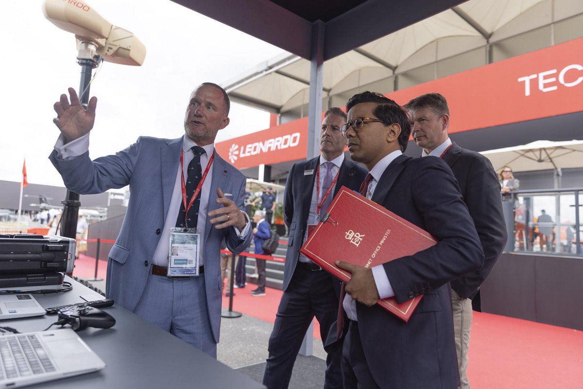 Leonardo_UK's tweet photo. We were pleased to welcome The Rt Hon @KanishkaNarayan, Minister for Artificial Intelligence, to the #Leonardo stand at @FIAFarnborough.
During the visit, we showcased AI enabled technologies including #FalconShield, Leonardo's operationally proven counter uncrewed air systems ecosystem, as well as #Proteus, our autonomous rotary wing technology demonstrator.
Leonardo is applying artificial intelligence and autonomy across its portfolio to deliver advanced capabilities that support the UK's current and future defence requirements.
#LDOFIA2026 #FIA2026