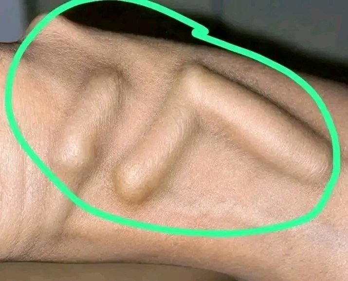 andrew24_pk's tweet photo. I've been seeing this hand trending, what's happening guys? https://t.co/f6HEP0Zgxm
