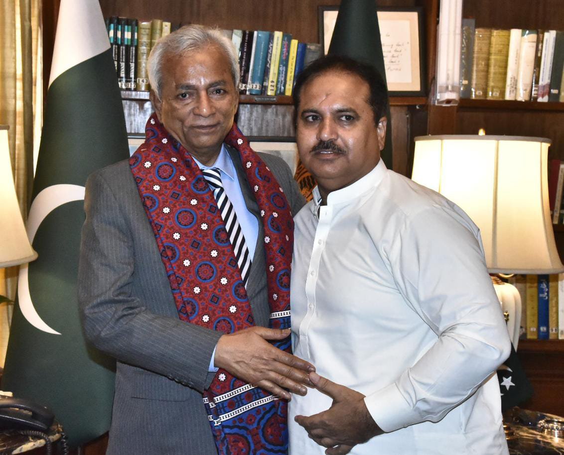 basit3637's tweet photo. President PMLN distt jcd Abdul Aziz Soomro &amp; President SMT PMLN dist jcd Abdul Basit Ghunio meeting with Governor @sindh_governor Syed M Nehal Hashmi During the meeting, they warmly congratulated the Governor on being blessed with the opportunity to perform Hajj
#hajj
@pmln_org https://t.co/oHBuMvzfqc