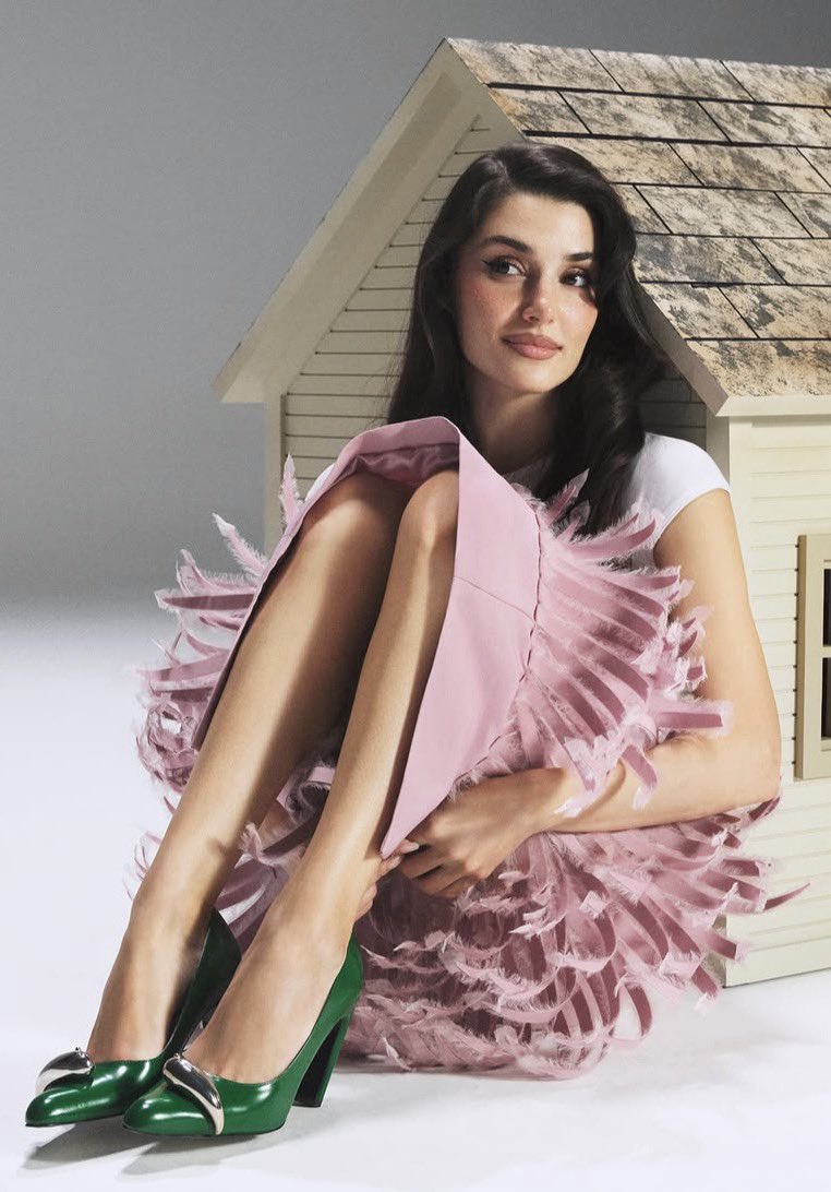 Pe_lu_si_ta's tweet photo. Una muñeca en su casita de muñecas 💕
#HandeErçel https://t.co/LCFWXsdZDL