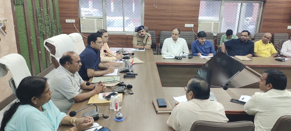 DMjaunpur's tweet photo. ➡️आज दिनांक 23-07-26 को जिलाधिकारी की अध्यक्षता में कलेक्ट्रेट सभागार में प्रधानमंत्री सड़क दुर्घटना पीड़ित अस्पताल उपचार एवं सुनिश्चित उपचार योजना की समीक्षा बैठक आयोजित की गई। बैठक में जिलाधिकारी ने कहा कि योजना का उद्देश्य सड़क दुर्घटना में घायल व्यक्तियों को गोल्डन ऑवर के दौरान त्वरित एवं गुणवत्तापूर्ण उपचार उपलब्ध कराना है। उन्होंने निर्देश दिए कि योजना का व्यापक प्रचार-प्रसार किया जाए। उन्होंने बताया कि योजना के अंतर्गत सड़क दुर्घटना के प्रत्येक पात्र पीड़ित को दुर्घटना की तिथि से 7 दिनों तक रु0 1.50 लाख तक का कैशलेस उपचार उपलब्ध कराया जाता है।
➡️बैठक के दौरान ट्रैफिक इंस्पेक्टर ने अवगत कराया कि जनपद में अब तक कुल 12 सड़क दुर्घटना पीड़ितों को इस योजना का लाभ दिलाया जा चुका है। इस पर जिलाधिकारी ने योजना का प्रभावी क्रियान्वयन सुनिश्चित करते हुए अधिक से अधिक पात्र लाभार्थियों तक इसका लाभ पहुंचाने के निर्देश दिए। जिलाधिकारी ने मुख्य चिकित्सा अधिकारी को निर्देशित किया कि जनपद के सभी ट्रॉमा सेंटर एवं सूचीबद्ध अस्पतालों के चिकित्सकों तथा संबंधित अधिकारियों की शीघ्र कार्यशाला आयोजित कराई जाए। कार्यशाला में योजना की पात्रता, कैशलेस उपचार प्रक्रिया, ईडीएआर और टीएमएस पोर्टल के संचालन तथा अस्पतालों की जिम्मेदारियों के संबंध में प्रशिक्षण दिया जाए, ताकि दुर्घटना पीड़ितों को समय पर बेहतर उपचार उपलब्ध कराया जा सके।
@UPGovt @CMOfficeUP @ChiefSecyUP @InfoDeptUP