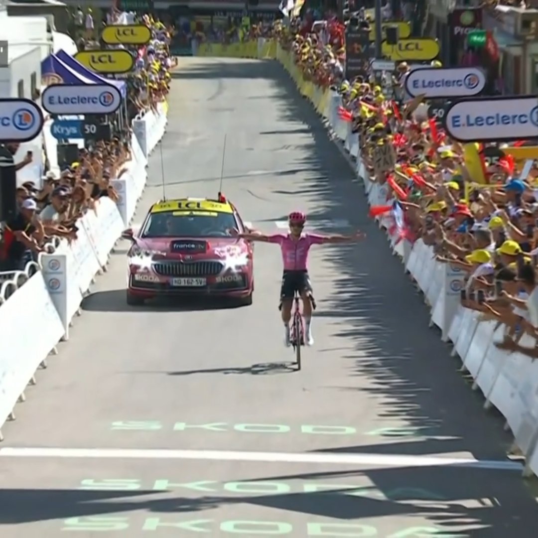 RodriSabato's tweet photo. VICTORIA VICTORIA VICTORIAAAAA 🇪🇨🚂

RICHARD CARAPAZ se lleva la victoria de la etapa 18 del Tour De France desde la fuga, atacando a 3km y llegando en solitario. 

Histórico Locomotora que gana como lo hace siempre, atacando. VAMOOOOSSS!!! https://t.co/uTDqcg37l7