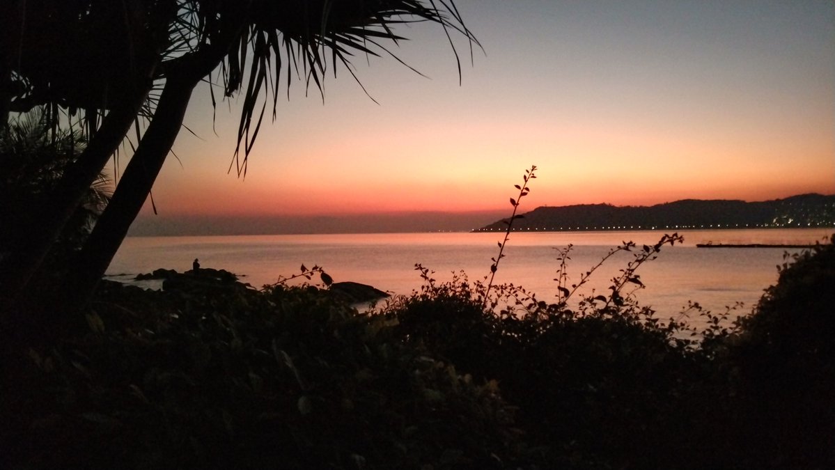 Leah58373400's tweet photo. Just wrapped up a day trip to the coastal town – fresh sea breeze, local seafood and unplanned sunset views hit different! https://t.co/GNY01SLlOp