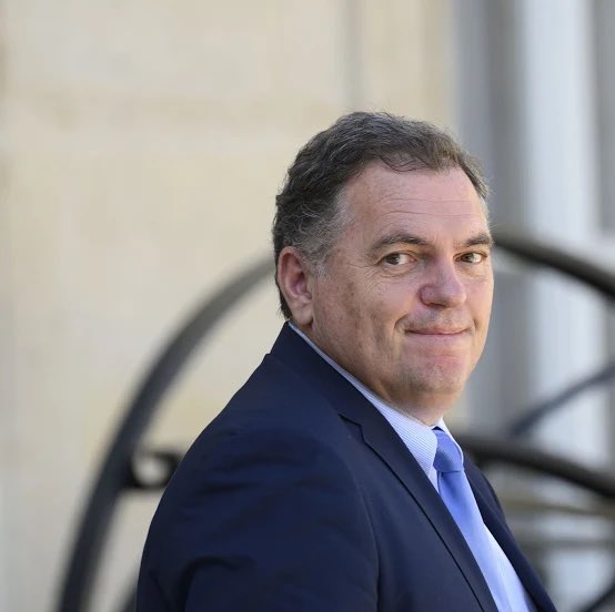 kubernan's tweet photo. Philippe Tabarot, ministre des Transports.

Regardez-le bien. Carrure solide, sourire de commercial de province, maîtrise de droit public et “chargé de mission” en profession officielle. Voilà le CV. Le reste est une longue leçon de ce que la politique française produit quand elle fonctionne exactement comme elle est censée ne pas fonctionner.

Fils de Robert Tabarot, commerçant oranais devenu l’un des chefs de l’OAS. Frère de Michèle Tabarot, qui a tenu Le Cannet pendant plus de vingt ans et siège encore à l’Assemblée. Dans les Alpes-Maritimes, on ne monte pas. On est monté. 

Philippe a enfilé les costumes locaux comme on enfile des chemises : conseiller municipal à Cannes, conseiller général, vice-président du conseil régional PACA chargé des transports de 2015 à 2021, sénateur en 2020. 

Chaque marche a été posée par le réseau familial et le système de cooptation local. Quand il a tenté de conquérir Cannes en 2014, David Lisnard l’a battu. Le seul vrai test électoral direct, il l’a perdu. Le reste, il l’a reçu.

Puis, un beau jour de décembre 2024, il regarde la télévision et découvre qu’il est ministre. Il le dit lui-même. Pas de plan, pas de vision nationale, pas de combat idéologique particulièrement original. Juste la récompense d’une carrière de fidèle, au moment où Les Républicains avaient besoin d’un visage technique et peu encombrant pour le portefeuille Transports. Depuis, il a survécu à Bayrou, puis à Lecornu. La résilience des apparatchiks.

Et pendant ce temps, le Parquet national financier s’intéresse à lui. Enquête préliminaire pour détournement de fonds publics et prise illégale d’intérêts, ouverte après signalement de la HATVP. Période 2018-2020. Postes au Cannet, la ville de sa sœur. Rémunérations cumulées, dont plus de 80 000 euros nets en 2019 pour un GIP touristique et culturel. Perquisition en mairie en 2022. Lui répond que c’est un vieux dossier, qu’il a tout déclaré, qu’il est “sincèrement serein”. Bien sûr. Les dossiers qui trainent quatre ans avant d’éclater juste après une nomination ministérielle, c’est toujours de la pure coïncidence médiatique.

Sur le fond, le bilan est cohérent avec l’homme. Ouverture à la concurrence des TER (il a piloté la première en PACA), propositions pour limiter le droit de grève dans les transports pendant les périodes sensibles, discours de fermeté. Rien d’illégitime en soi. Mais rien non plus qui ressemble à une pensée originale. C’est le logiciel standard de la droite gestionnaire locale exporté à Paris. 

Et quand un conducteur de TGV se suicide la veille de Noël 2024, le nouveau ministre trouve le moyen de dire que “ça aurait pu être plus grave s’il avait souhaité faire dérailler son train”. Puis de rétropédaler le lendemain en expliquant que ses propos ont été mal interprétés. Classique.

Plus récemment, les “chicaillades niçoises” avec Éric Ciotti. Menaces alléguées, “nabot”, Géorgiens. Ciotti porte plainte devant la Cour de justice de la République. Tabarot nie avoir menacé qui que ce soit. On croit qui on veut. Ce qui est certain, c’est que deux figures de la droite locale des Alpes-Maritimes se règlent leurs comptes comme des chefs de bande, et que l’un des deux est ministre de la République.

Philippe Tabarot n’est pas un idéologue. Il n’est pas un technicien hors pair. Il n’est pas un visionnaire des mobilités. C’est un produit fini du système politique français dans sa version la plus pure : héritage familial, mandats empilés, clientélisme local, récompense nationale, et enquête qui suit. Un politicien au mauvais sens du terme. Celui qui occupe le pouvoir sans jamais avoir réellement conquis autre chose que des postes.

L’imposture n’est même pas personnelle. Elle est structurelle. Et il l’incarne avec une sincérité confondante.